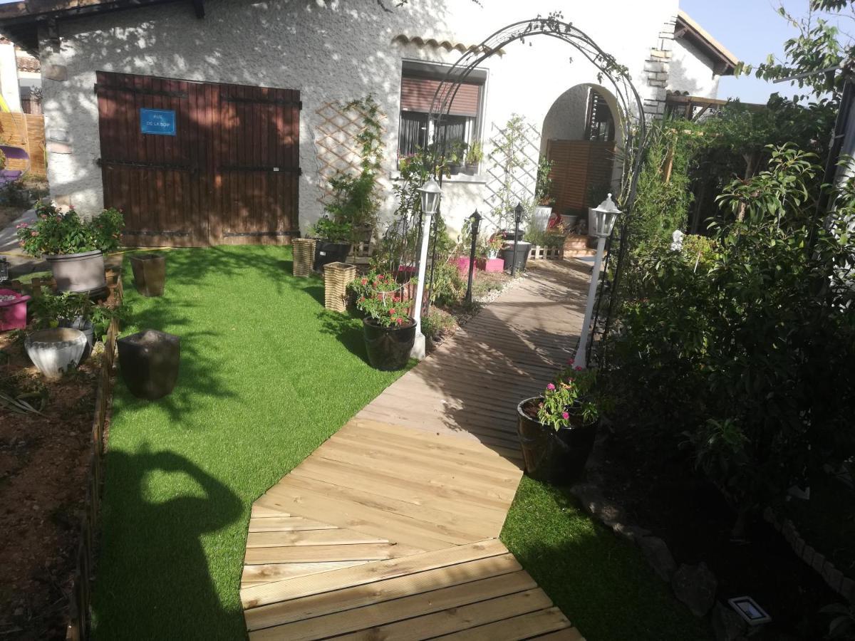Chez Chris Et Greg Apartment Uchaud Екстериор снимка