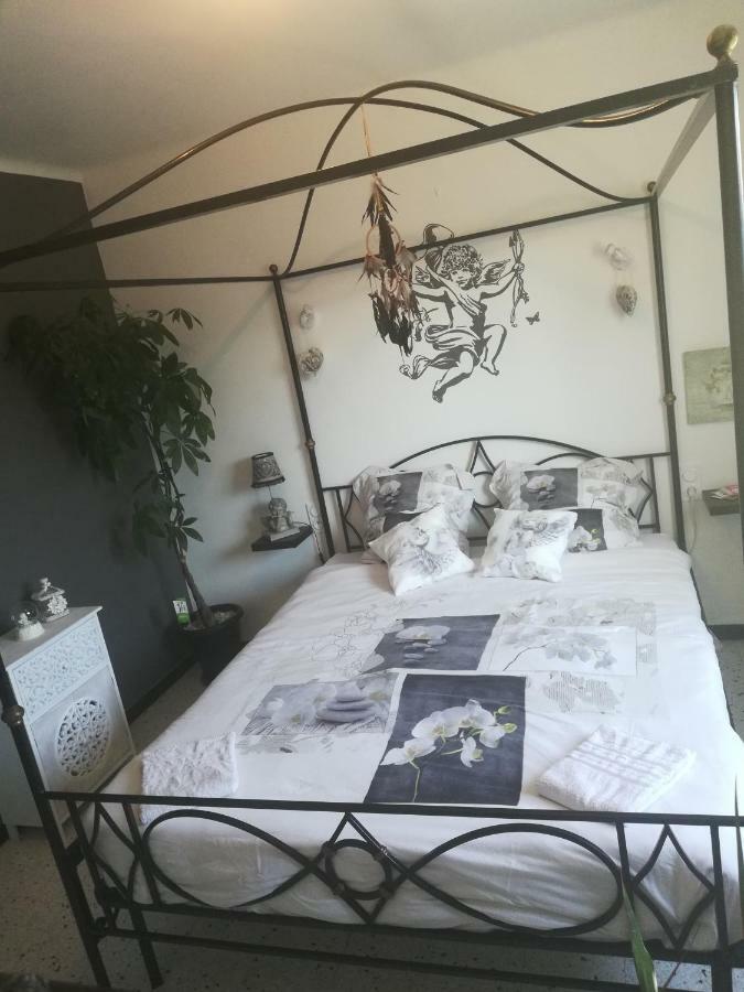 Chez Chris Et Greg Apartment Uchaud Екстериор снимка
